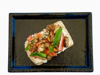 Bruschetta with mussel meat, tomatoes and stracciatella 