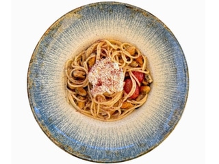 Cacio e Pepe spaghetti with mussel meat, tomatoes and stracciatella cheese 