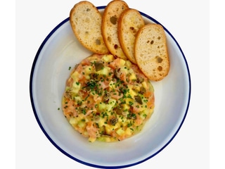Salmon tartare with honey-mustard sauce and capers 
