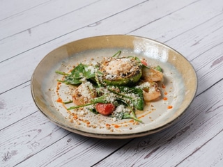 Avocada la gratar cu creveți si sos de nuci