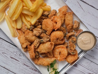 Fritto Misto (asortiment de fructe de mare crocante — creveți, baby calamar, carne de midii, prăjite în baie de ulei)