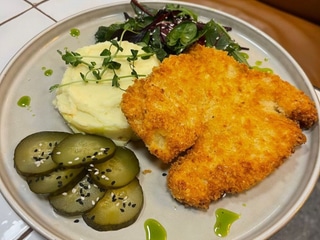 Шніцель з картопляним пюре