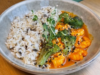 Карі з креветками та рисом