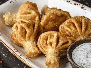 Смажені хінкалі Пасанаурі з телятини з соусом Мацоні