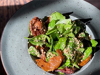 Теплий салат з курячою печінкою