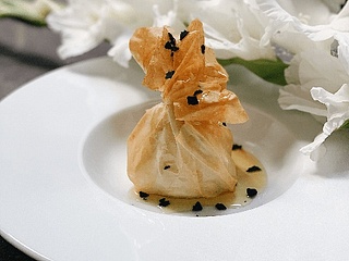 Хрустка хінкалі-філо з м'яким сиром та з трюфельним медом