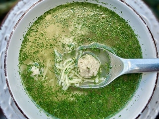 Бульйон з курки з локшиною та фрикадельками