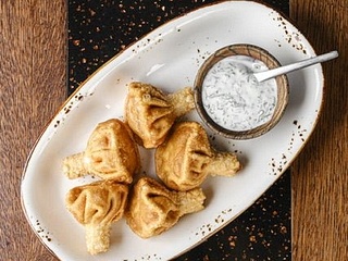 Смажені хінкалі з ягня з соусом Мацоні