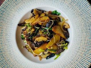 Смажена картопля з лісовими грибами