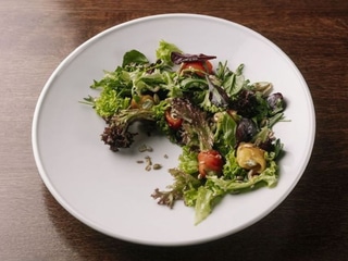 Зелений салат з запеченими болгарським перцем,  та крем-сиром з тофу