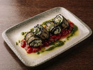 Рулетики з баклажанів з сиром тофу та томатною сальсою