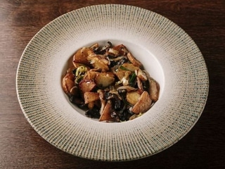 Смажена картопля з лісовими грибами