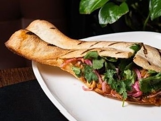 Бургер по-грузинськи з телятиною