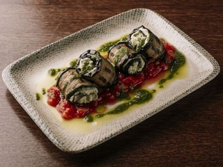 Рулетики з баклажанів з сиром тофу та томатною сальсою