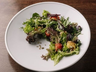 Зелений салат з запеченим болгарським перцем та крем-сиром тофу