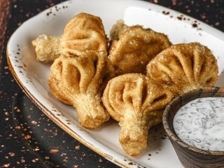 Смажені хінкалі з сулугуні та бринзи