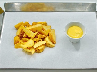 Patatas with cheese sauce