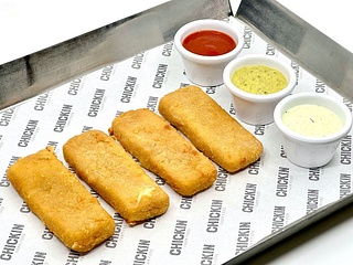 4x Cheese + 2 sauces
