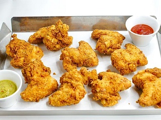 7 farmer's chicken wings + 2 sauces