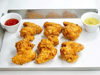 5 farmer's chicken wings + 2 sauces