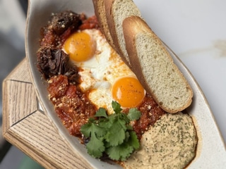 Shakshuka cu obraji de vita si crema de fasole