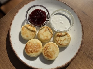 Papanasi din branza cu smantana si dulceata