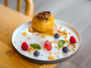 ЗАПЕЧЕНЕ ЯБЛУКО З СУХОФРУКТАМИ ТА МЕДОМ