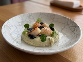 ГРЕБІНЦІ  З КАРТОПЛЯНИМ  ПЮРЕ З ТРЮФЕЛЕМ ТА ЧОРНОЮ ІКРОЮ