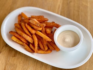 БАТАТ ФРІ ІЗ СИРНИМ СОУСОМ З ПЕЧЕНОГО ЧАСНИКУ