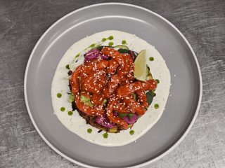 Кабачковий дерун з маринованим лососем та соусом