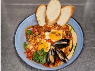 Шакшука з мʼясом мідій та хумусом