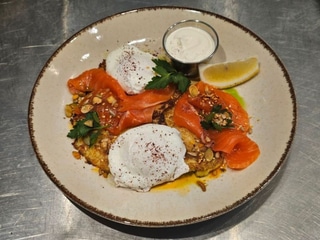 Картопляні деруни з лососем слабої солі та яйцем пашет