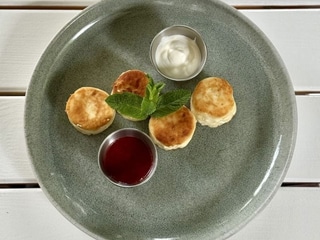 Сирники з полуничним соусом та сметаною