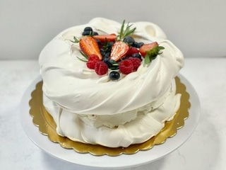 Tort bezowy ze świeżymi owocami