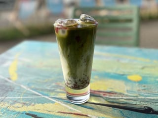 Truskawkowa ice matcha latte