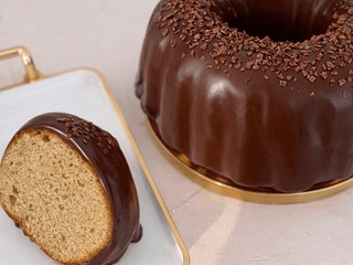 Babka orzechowa, oblana czekoladą