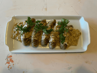 Pieczona biała kiełbasa w sosie chrzanowym 1 kg