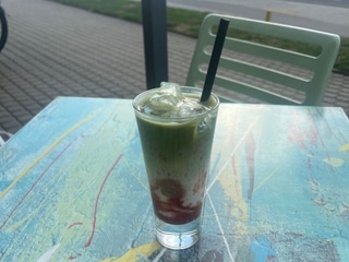 Truskawkowa Ice Matcha Latte