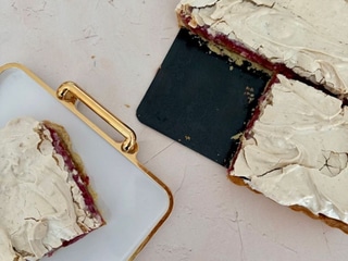 Mazurek orzechowy z konfiturą z czerwonej porzeczki i zapieczoną bezą