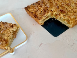 Mazurek migdałowy z morelą w amaretto i prażonymi płatkami migdałowymi