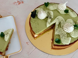 Mazurek z musem matcha i konfiturą mango-marakuja