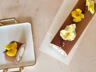 Rolada kawowa z kremem z białej czekolady z tonką, osadzona w musie baileys