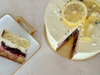 Torcik cytrynowy z kremem lawendowym i konfiturą