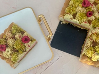 Mazurek pistacjowy z maliną