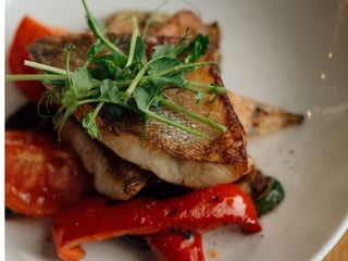 Grillowany filet z sandacza z warzywami z grilla