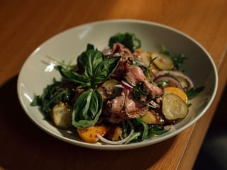 Sałatka ziemniaczana z rostbefem