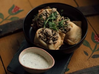 Naleśniki z kurczakiem i pieczarkami z sosem śmietanowo-ziołowym