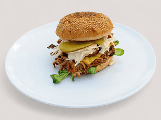 Bravčový burger s trhaným mäsom