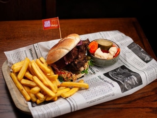 Burger z żebrem wołowym w glazurze barbecue