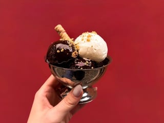 Шоколадні пампухи з морозивом